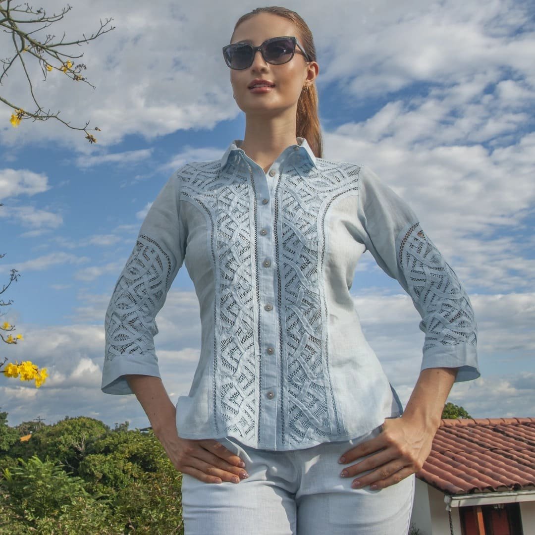 CONJUNTO PANTALON Y BLUSA Cielo Sereno - Nueva Coleccion 2024 Flores de Lino 3 CONJUNTO PANTALON Y BLUSA Cielo Sereno - Nueva Coleccion 2024 Flores de Lino - Imagen 3