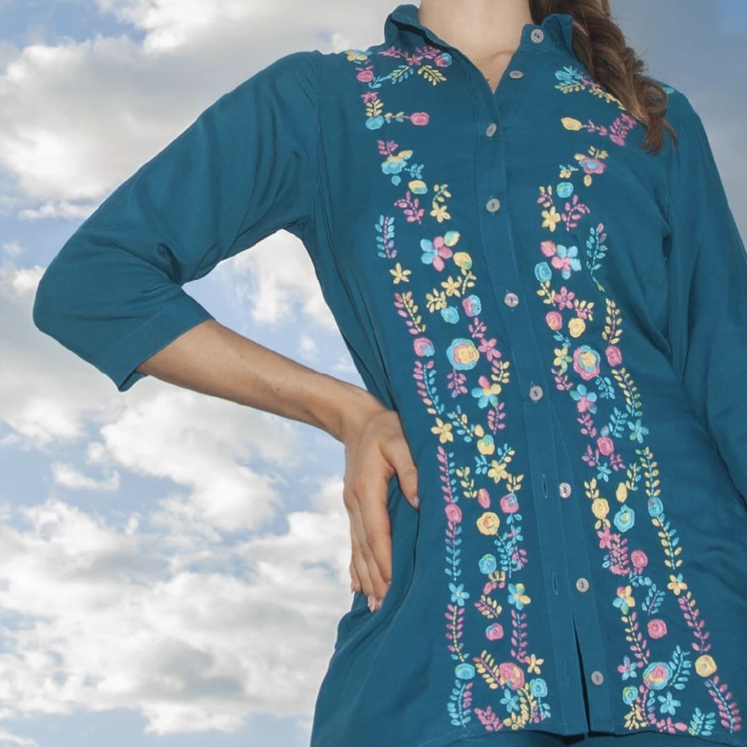 BLUSA AZUL PETROLEO Jardin Azul - Nueva Coleccion 2024 Flores de Lino 3 BLUSA AZUL PETROLEO Jardin Azul - Nueva Coleccion 2024 Flores de Lino - Imagen 3