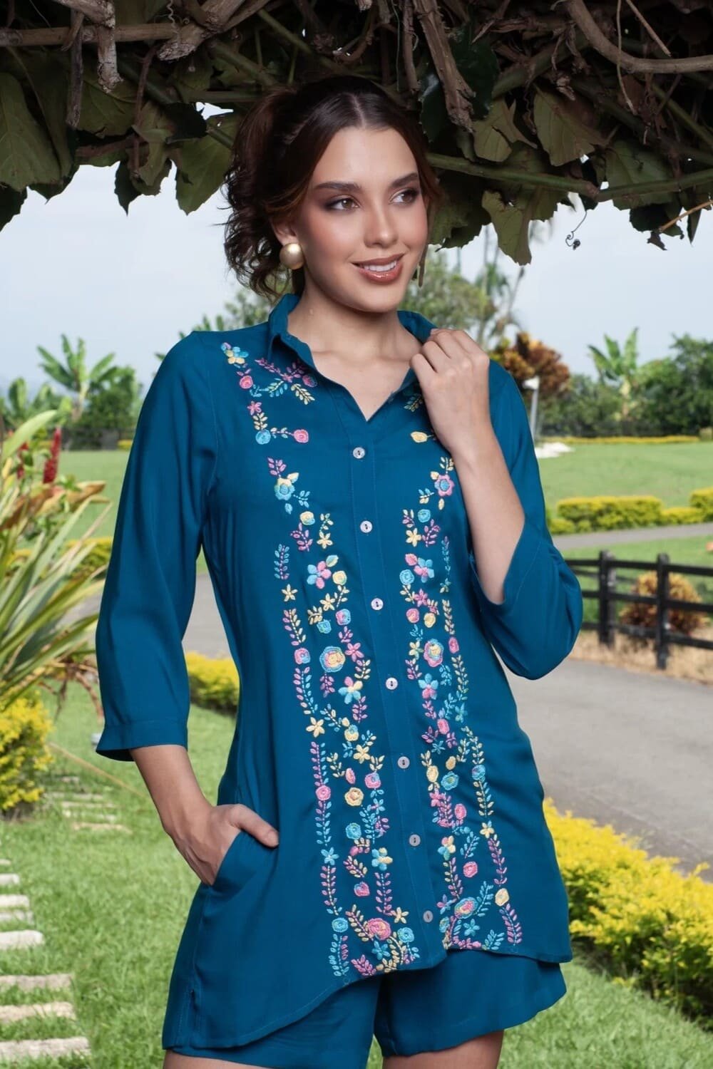 BLUSA AZUL PETROLEO Jardin Azul - Nueva Coleccion 2024 Flores de Lino 1 BLUSA AZUL PETROLEO Jardin Azul - Nueva Coleccion 2024 Flores de Lino