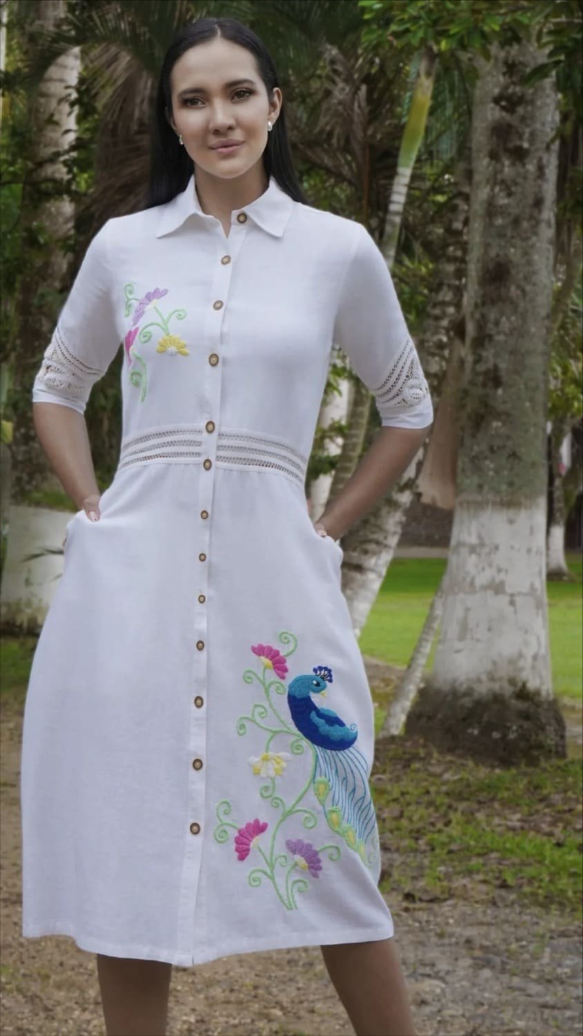 Caftán Blanco Pavo Real Encantado - Nueva Coleccion 2024 Flores de Lino 1 Caftán Blanco Pavo Real Encantado - Nueva Coleccion 2024 Flores de Lino