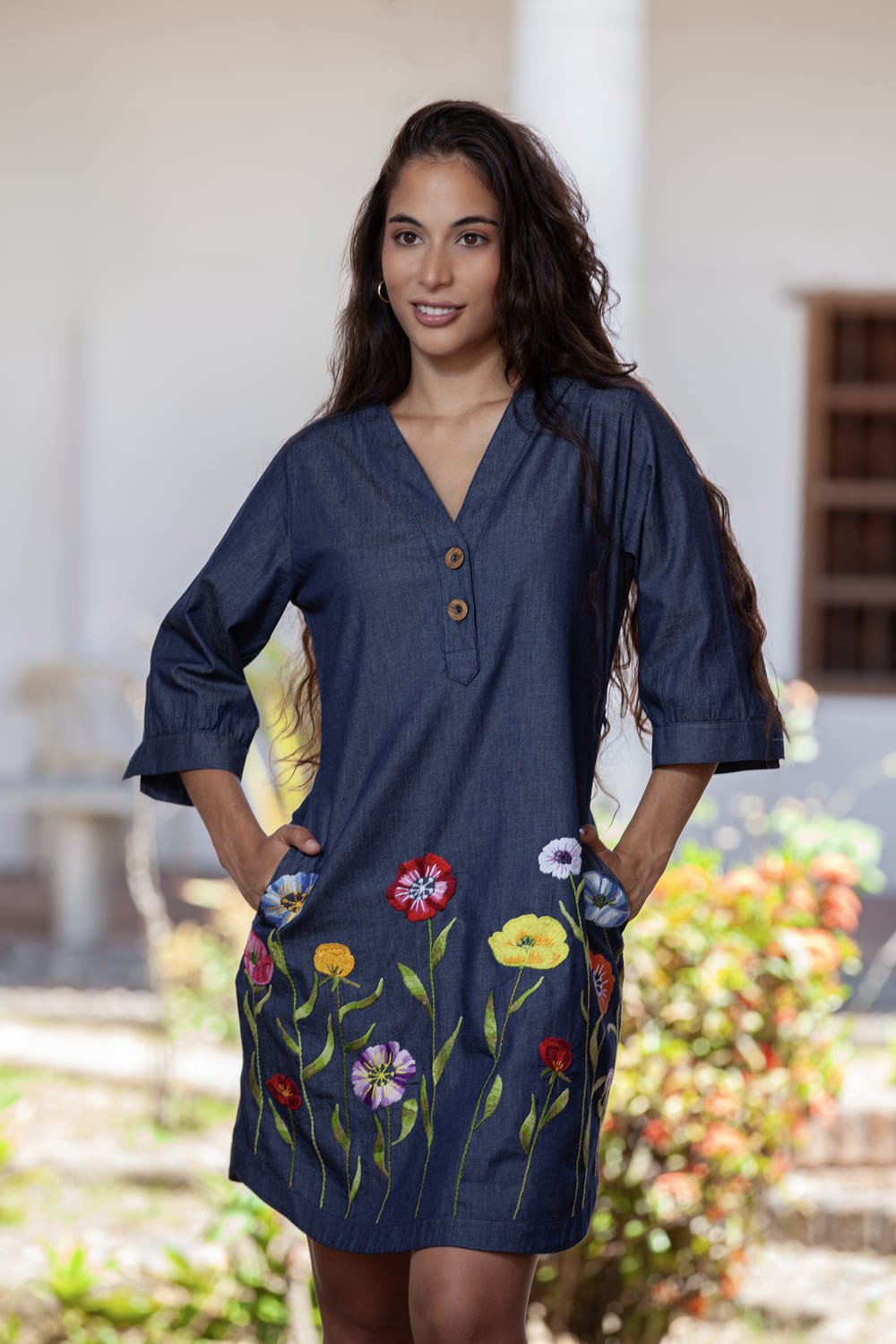 Vestido Corto con Flores Bordadas en Tela Chambray Indigo 1 Vestido Corto con Flores Bordadas en Tela Chambray Indigo