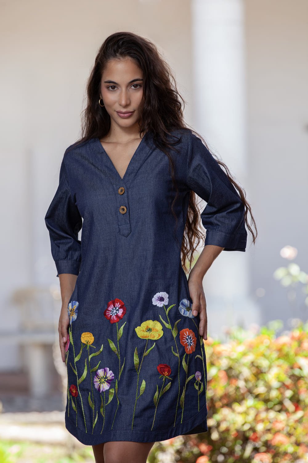 Vestido Corto con Flores Bordadas en Tela Chambray Indigo 2 Vestido Corto con Flores Bordadas en Tela Chambray Indigo - Imagen 2