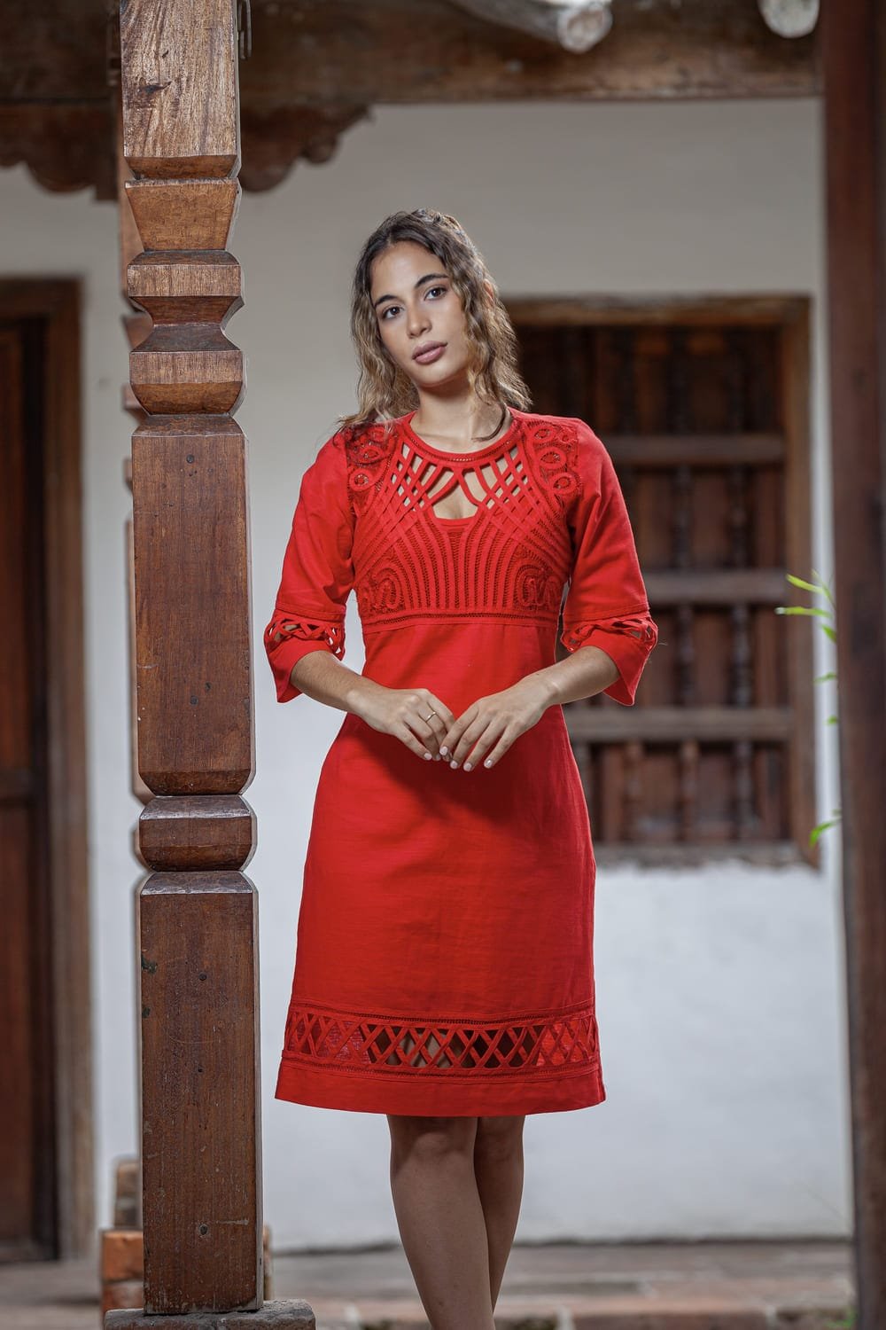 Vestido Rojo Bordado en Arañas y Patecabra con Detalles en Sesgos 2 Vestido Rojo Bordado en Arañas y Patecabra con Detalles en Sesgos - Imagen 2