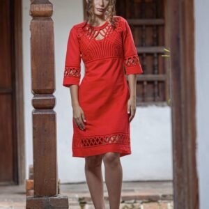 Vestido Rojo Bordado en Arañas y Patecabra con Detalles en Sesgos