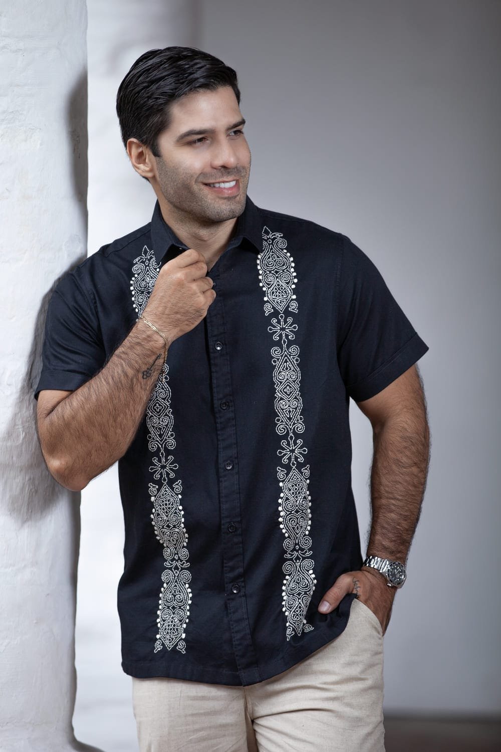 Guayabera Artesanal Negra Elegancia Nocturna 3 Guayabera Artesanal Negra Elegancia Nocturna - Imagen 3