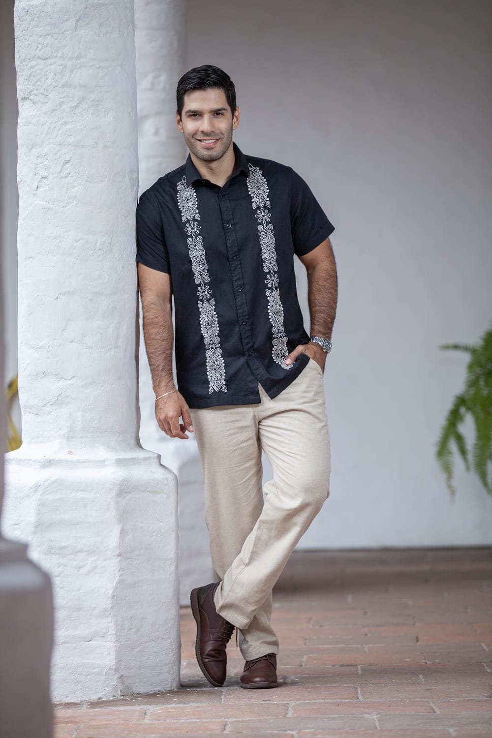Guayabera Artesanal Negra Elegancia Nocturna 4 Guayabera Artesanal Negra Elegancia Nocturna - Imagen 4
