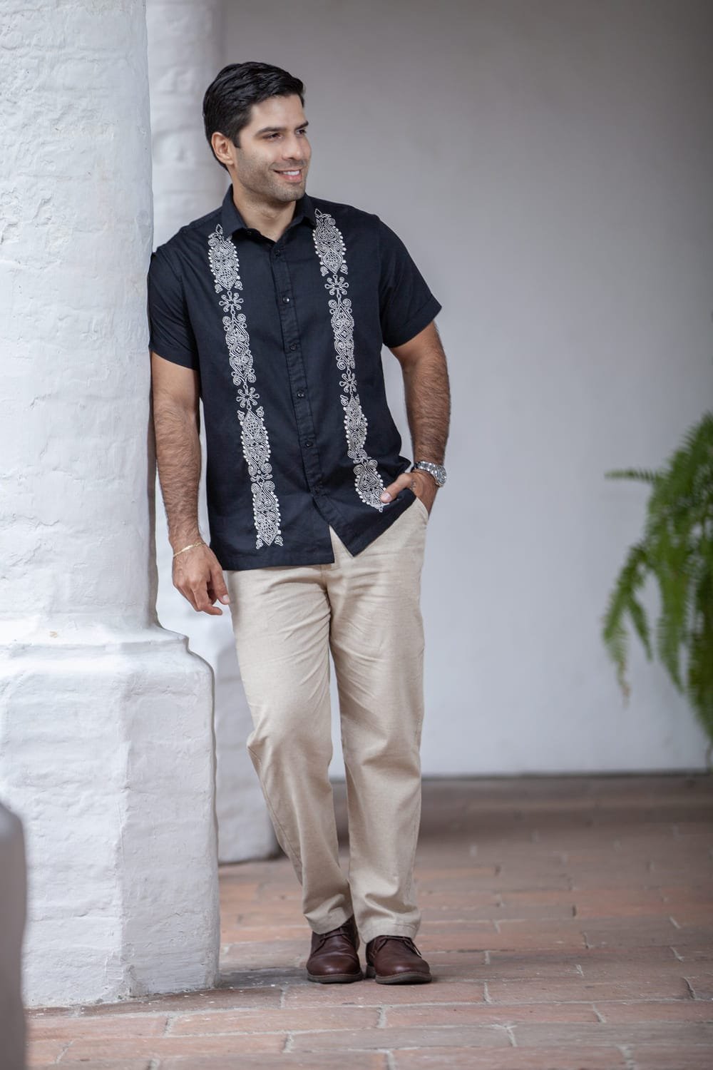 Guayabera Artesanal Negra Elegancia Nocturna 5 Guayabera Artesanal Negra Elegancia Nocturna - Imagen 5