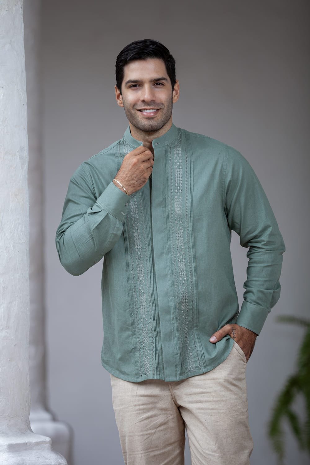Guayabera elegante verde oliva Sendero del Valle 2 Guayabera elegante verde oliva Sendero del Valle - Imagen 2