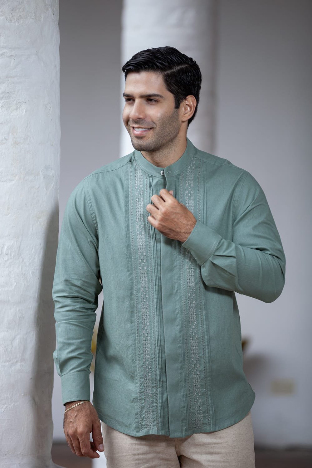 Guayabera elegante verde oliva Sendero del Valle 3 Guayabera elegante verde oliva Sendero del Valle - Imagen 3