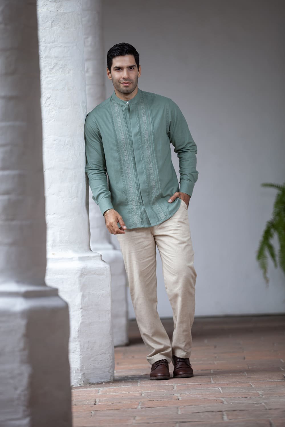 Guayabera elegante verde oliva Sendero del Valle 1 Guayabera elegante verde oliva Sendero del Valle
