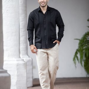 Camisa Guayabera Negra con Bordado Blanco Hilos de Medianoche
