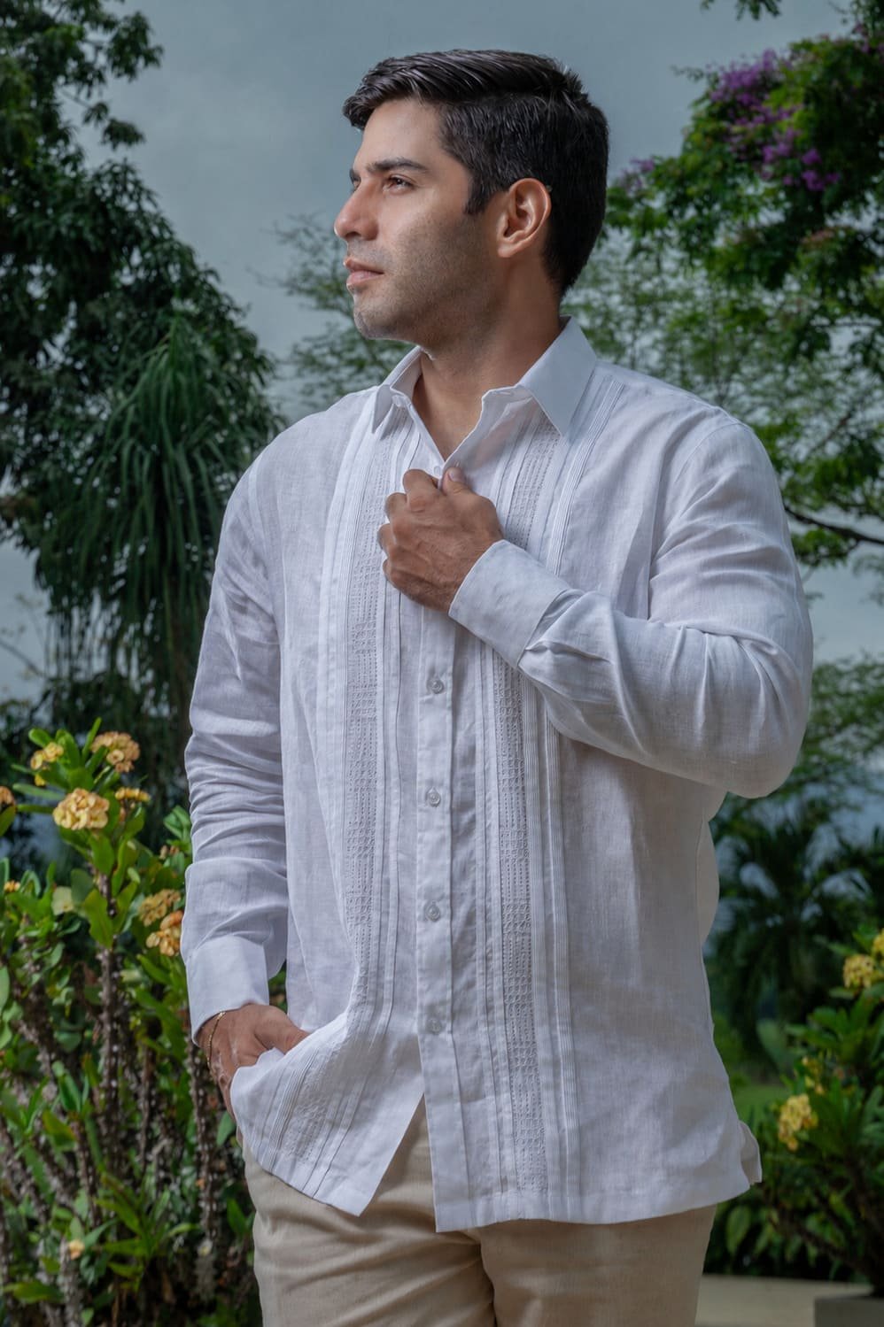 Guayabera de Lino Bordada con Alforzas y Calado 1 Guayabera de Lino bordada