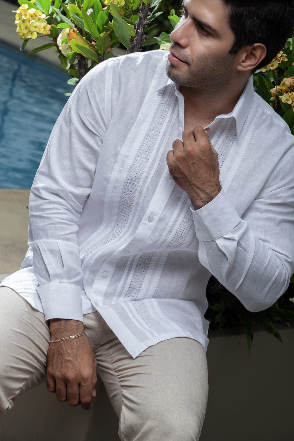 Guayabera de Lino Bordada con Alforzas y Calado 3 Guayabera de Lino Bordada con Alforzas y Calado - Imagen 3