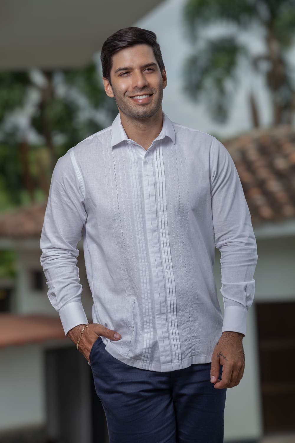 Camisa Artesanal de Lujo Bordada a Mano en Lino y Algodón 2 Camisa Artesanal de Lujo Bordada a Mano