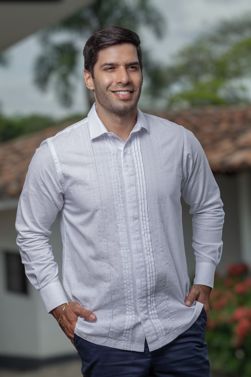 Camisa Artesanal de Lujo Bordada a Mano en Lino y Algodón 3 Camisa Artesanal de Lujo Bordada a Mano en Lino y Algodón - Imagen 3