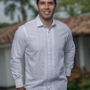 Camisa Artesanal de Lujo Bordada a Mano
