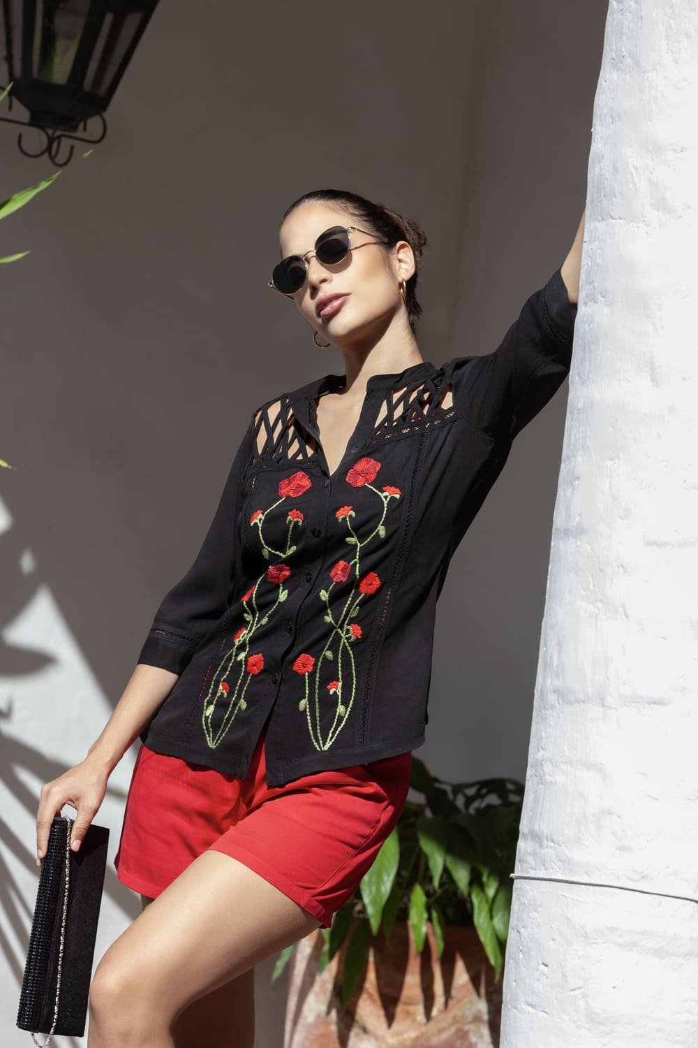 Blusa Negra de Manga 3/4 con Bordado Artesanal 2 Blusa Negra de Manga 3/4 con Bordado Artesanal - Imagen 2