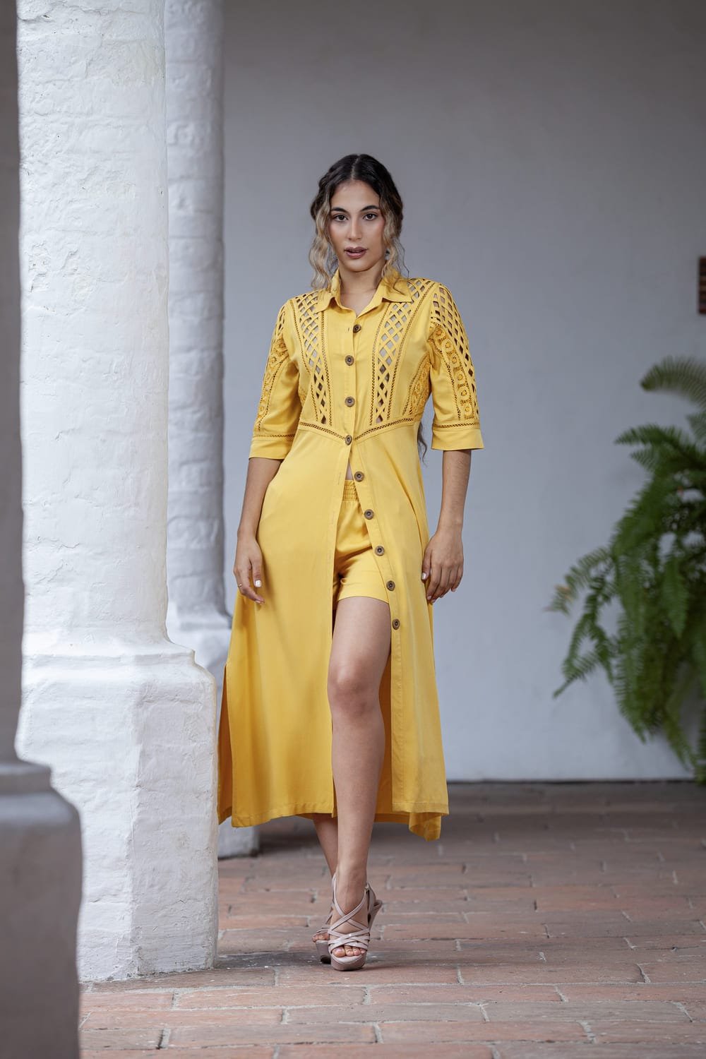 Kaftán Mostaza Hilos del Amanecer 3 Kaftán Mostaza Hilos del Amanecer - Imagen 3