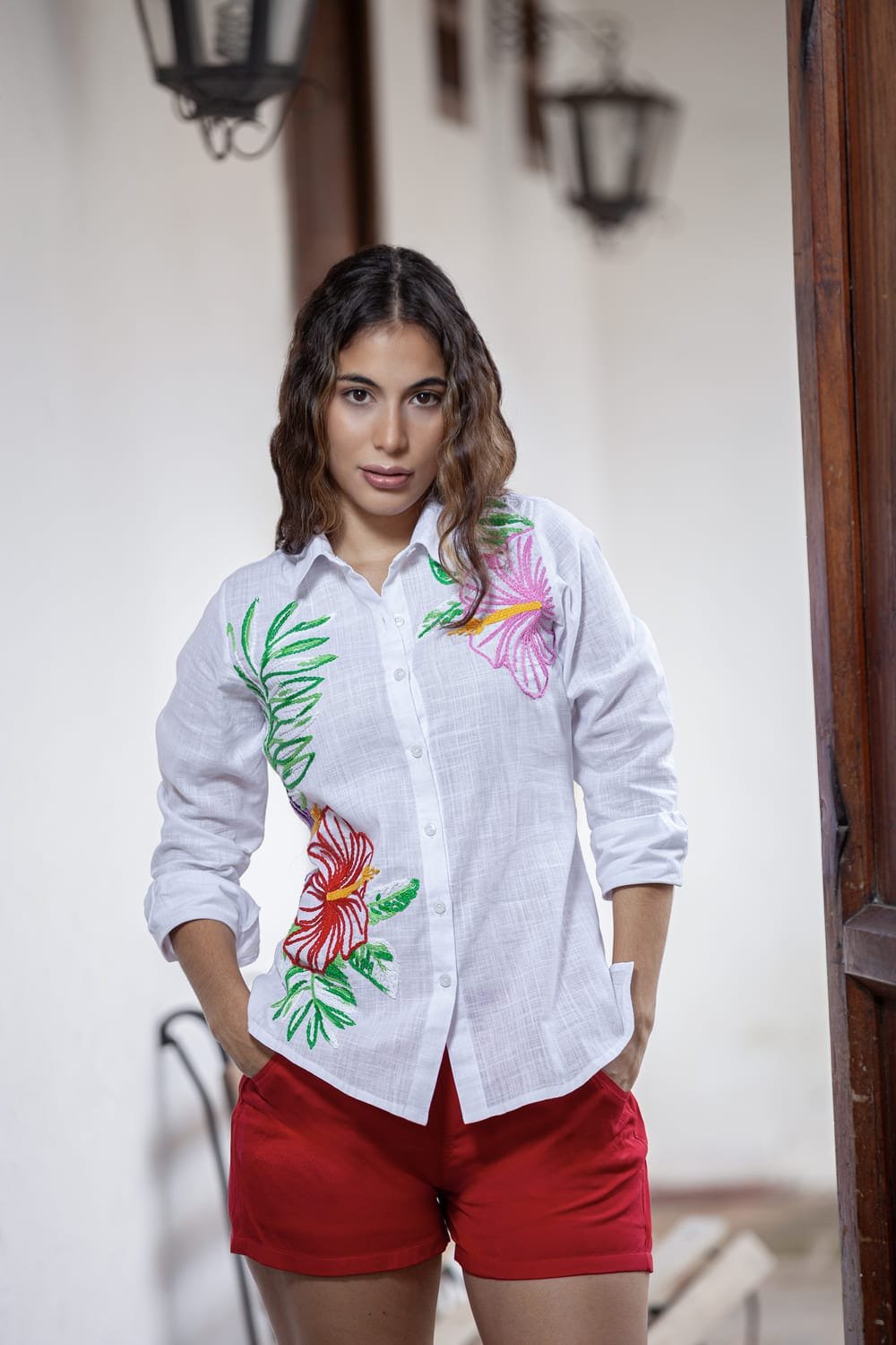 Camisa de Algodón Blanca con Flores Bordadas 2 Camisa de Algodón Blanca con Flores Bordadas - Imagen 2