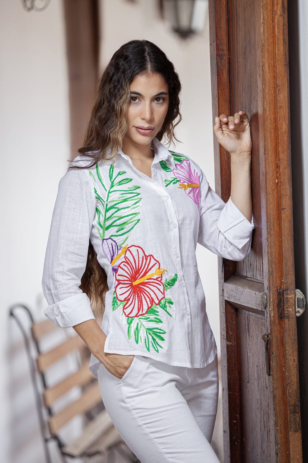 Camisa de Algodón Blanca con Flores Bordadas 1 Camisa de Algodón Blanca con Flores Bordadas