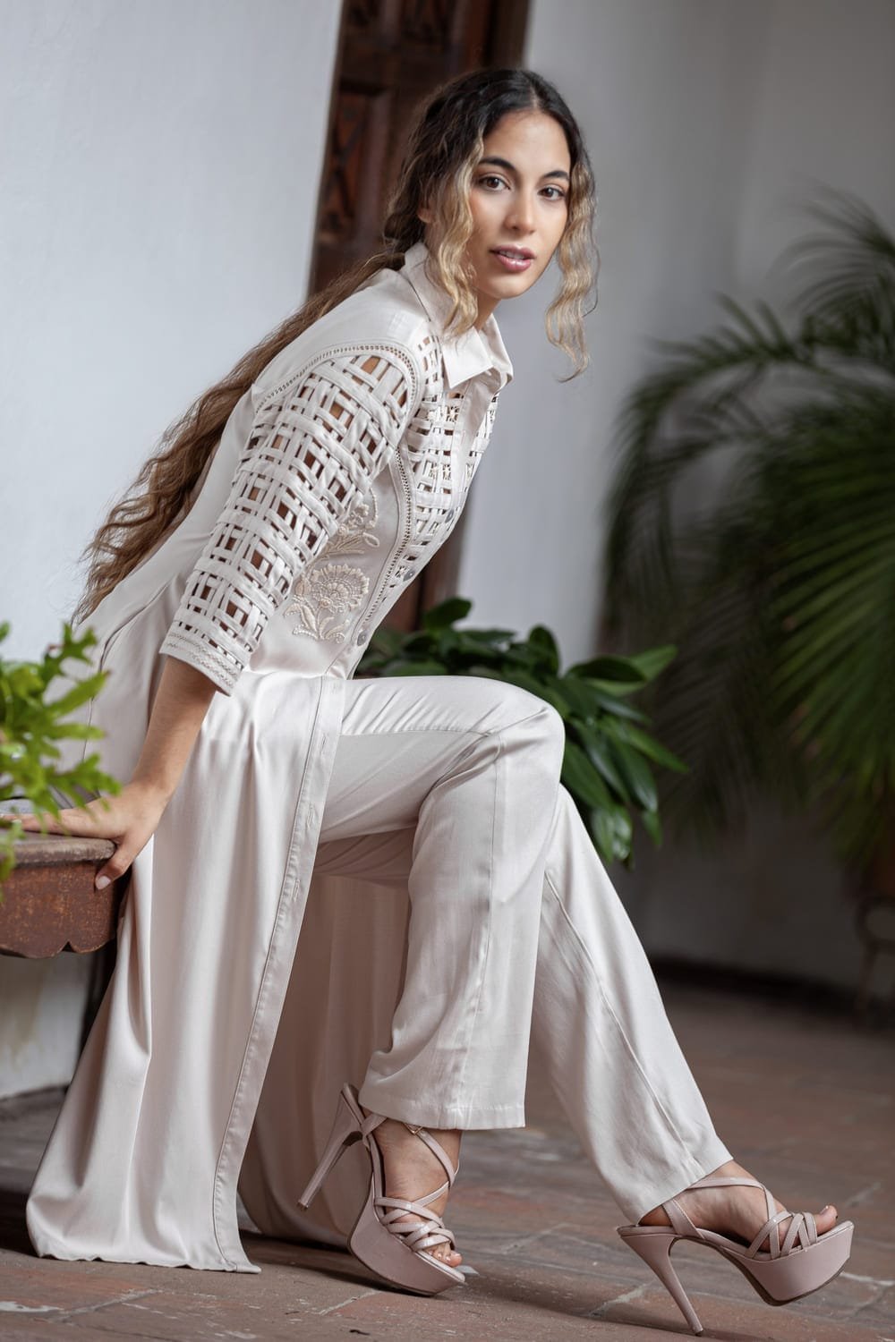 Kaftán Beige Bordado en Rayón Suave con Detalles Artesanales 2 Kaftán Beige Bordado en Rayón Suave con Detalles Artesanales - Imagen 2