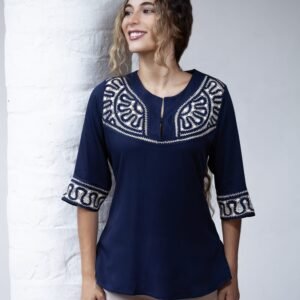 Blusa Azul Navy Bordada con Manga Tres Cuartos