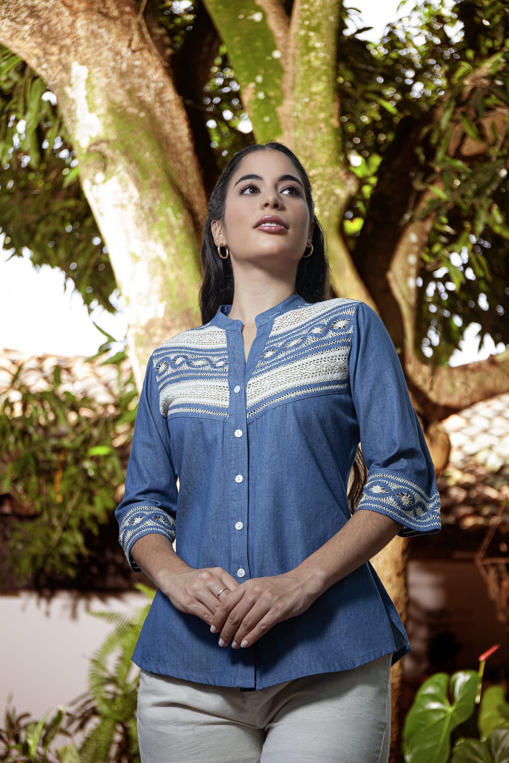 Blusa Índigo en Algodón Bordada a Mano Santa Sofía 2 Blusa Índigo en Algodón Bordada a Mano Santa Sofía - Imagen 2