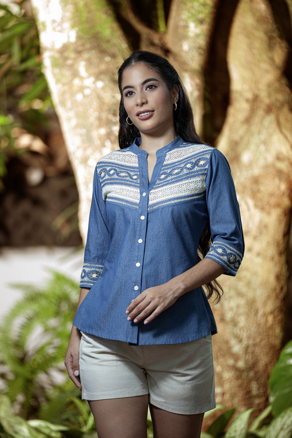 Blusa Índigo en Algodón Bordada a Mano Santa Sofía 3 Blusa Índigo en Algodón Bordada a Mano Santa Sofía - Imagen 3