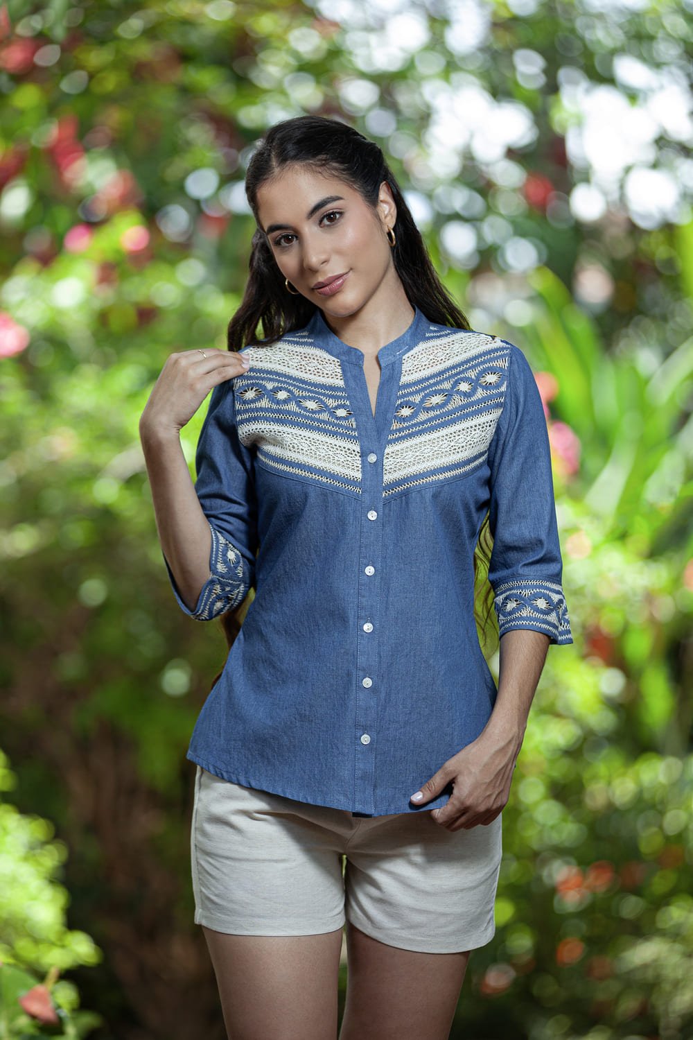 Blusa Índigo en Algodón Bordada a Mano Santa Sofía 1 Blusa Índigo en Algodón Bordada a Mano