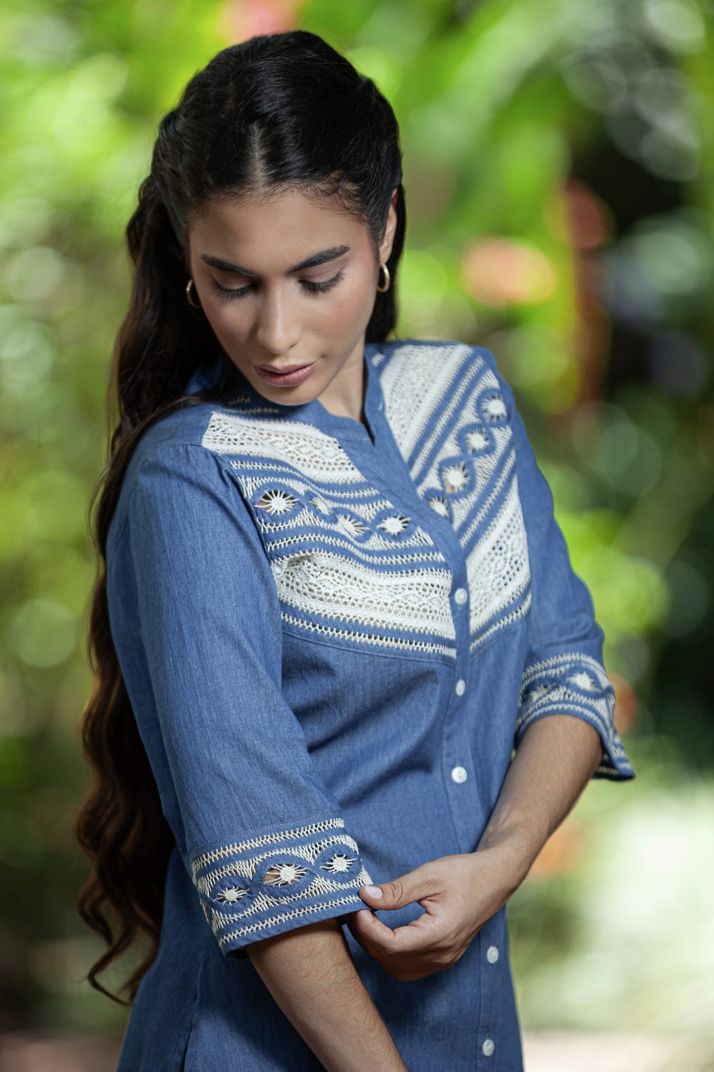 Blusa Índigo en Algodón Bordada a Mano Santa Sofía 5 Blusa Índigo en Algodón Bordada a Mano Santa Sofía - Imagen 5