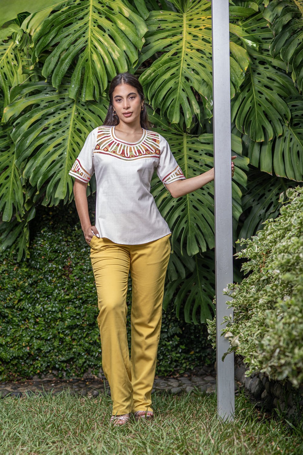 Blusa Artesanal Arena Bordada a Mano en Algodón Fortaleza 2 Blusa Artesanal Arena Bordada a Mano en Algodón Fortaleza - Imagen 2