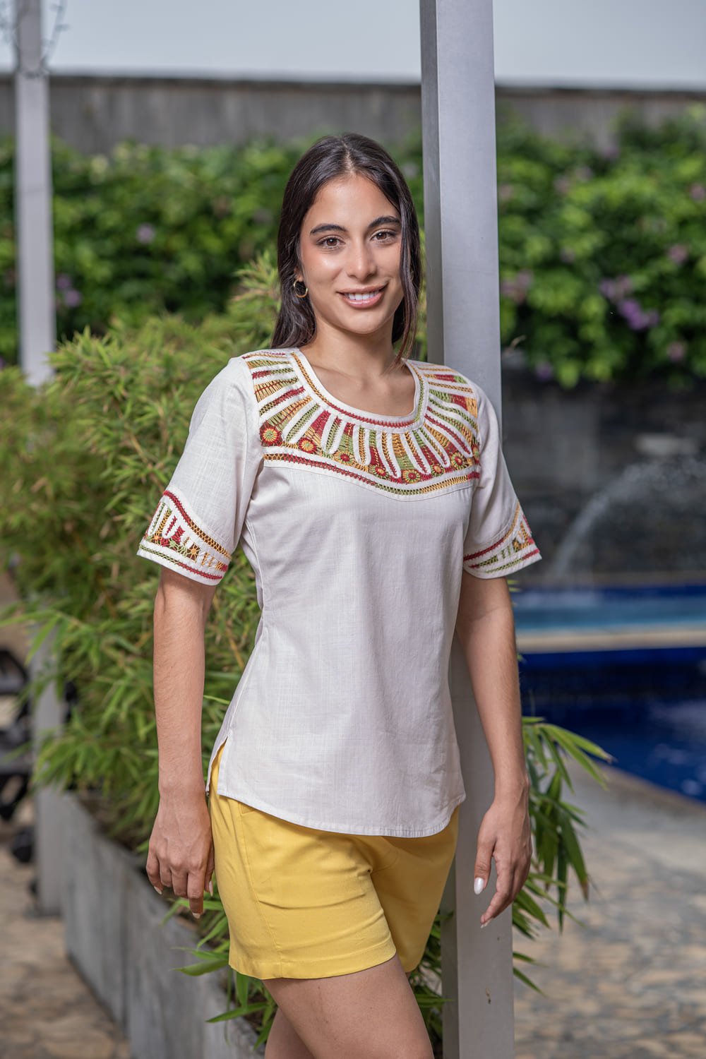 Blusa Artesanal Arena Bordada a Mano en Algodón Fortaleza 4 Blusa Artesanal Arena Bordada a Mano en Algodón Fortaleza - Imagen 4