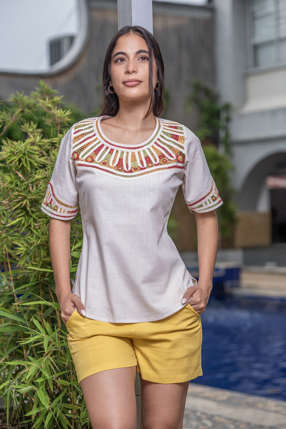 Blusa Artesanal Arena Bordada a Mano en Algodón Fortaleza 3 Blusa Artesanal Arena Bordada a Mano en Algodón Fortaleza - Imagen 3