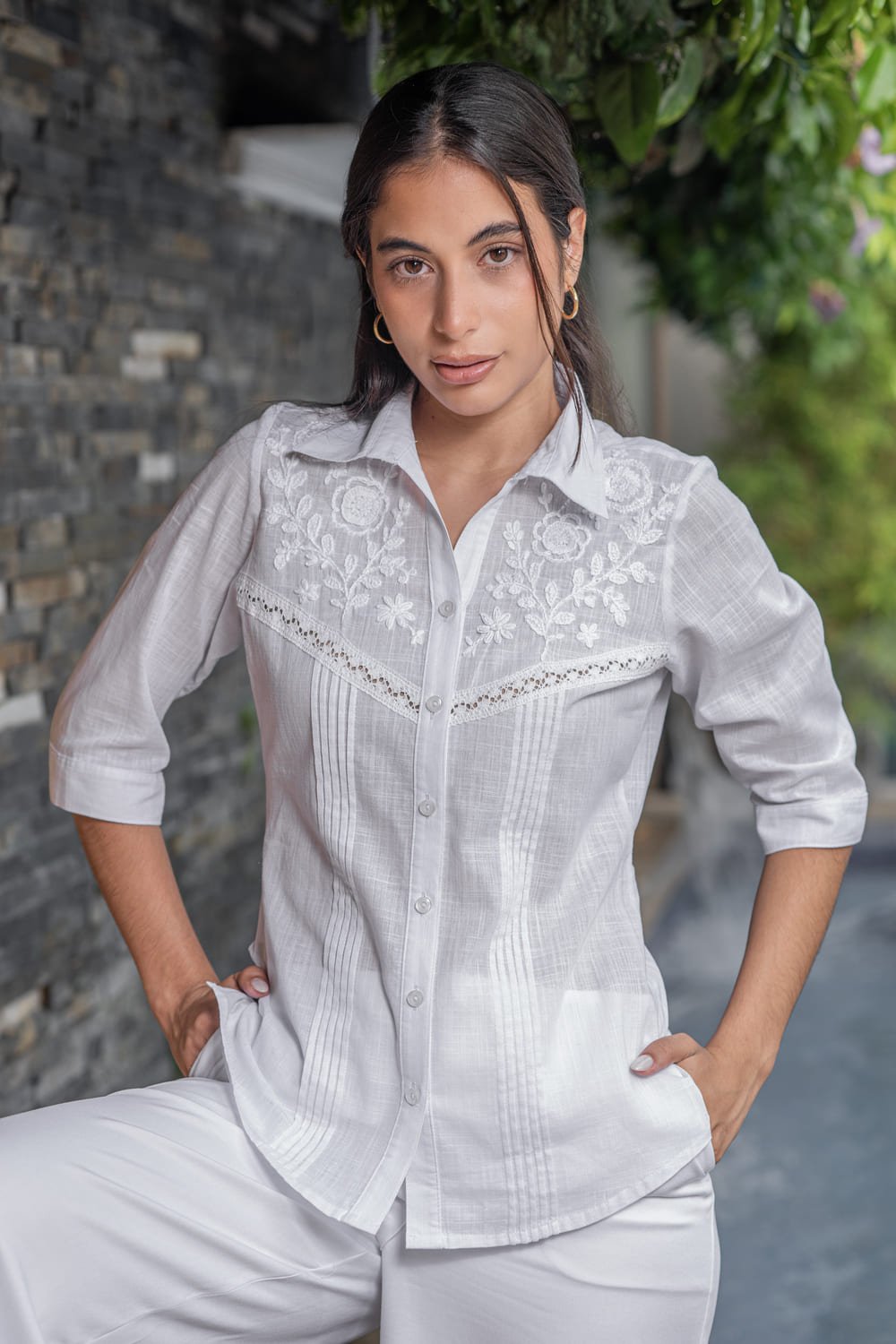 Blusa Artesanal Blanca Bordada a Mano en Algodón Vida 3 Blusa Artesanal Blanca Bordada a Mano en Algodón Vida - Imagen 3