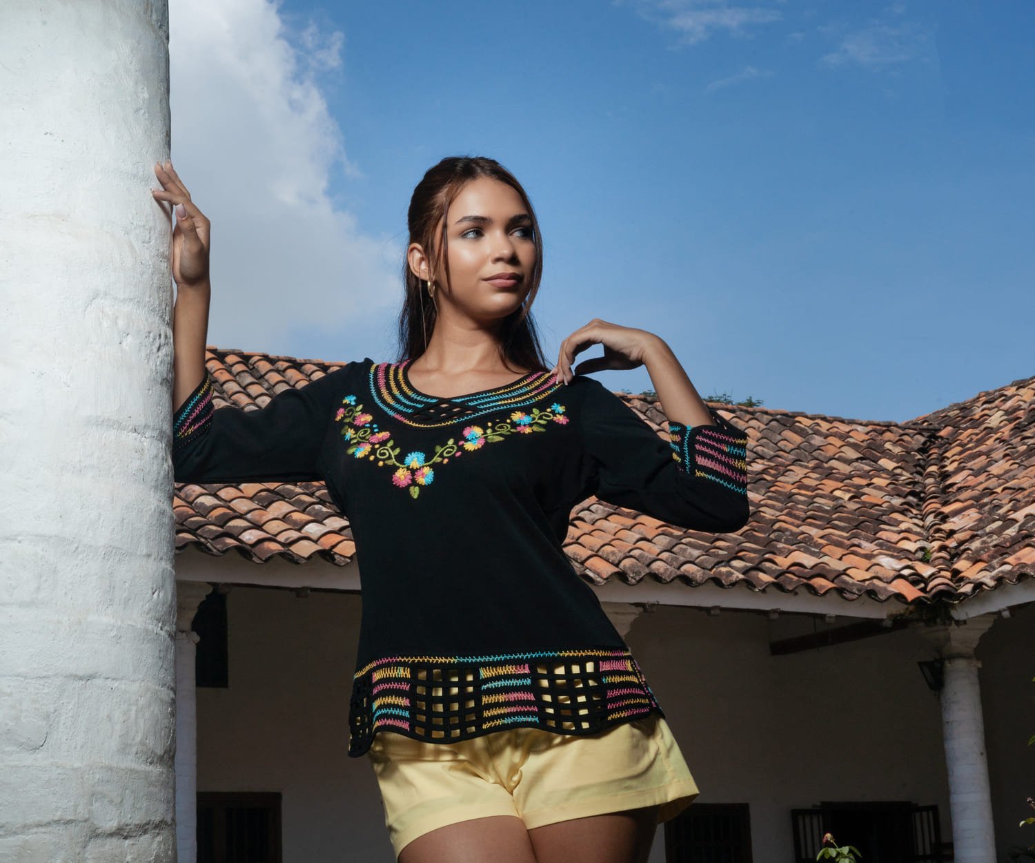 Blusa Cuello V en Chalis con Bordado Floral Amor Eterno 2 Blusa Cuello V en Chalis con Bordado Floral Amor Eterno - Imagen 2