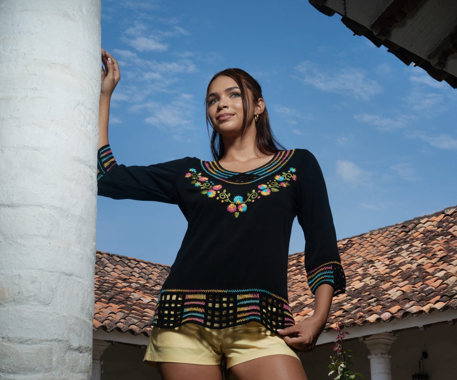 Blusa Cuello V en Chalis con Bordado Floral Amor Eterno 3 Blusa Cuello V en Chalis con Bordado Floral Amor Eterno - Imagen 3