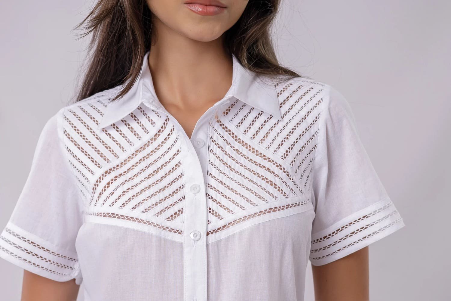 BLUSA CAMISERA MANGA CORTA CON SESGOS BORDADO EN PATECABRA 2 BLUSA CAMISERA MANGA CORTA CON SESGOS BORDADO EN PATECABRA - Imagen 2