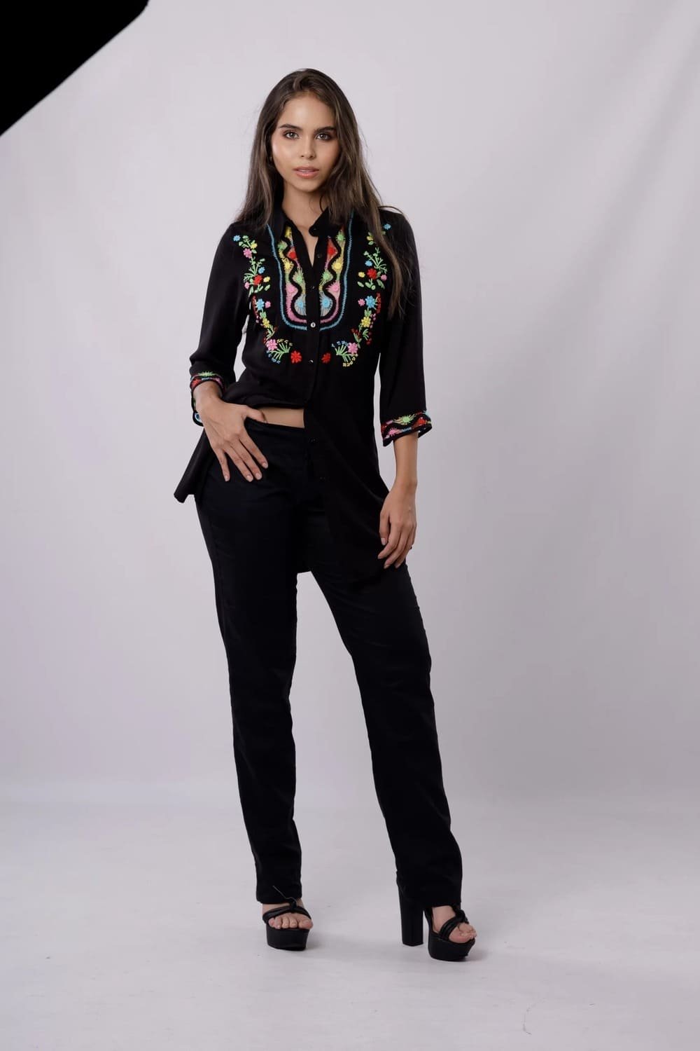 BLUSON CAMISERA NEGRA CON SESGOS , BORDADO EN PASADO ,ARAÑAS Y PATECABRA 4 BLUSON CAMISERA NEGRA CON SESGOS , BORDADO EN PASADO ,ARAÑAS Y PATECABRA - Imagen 4