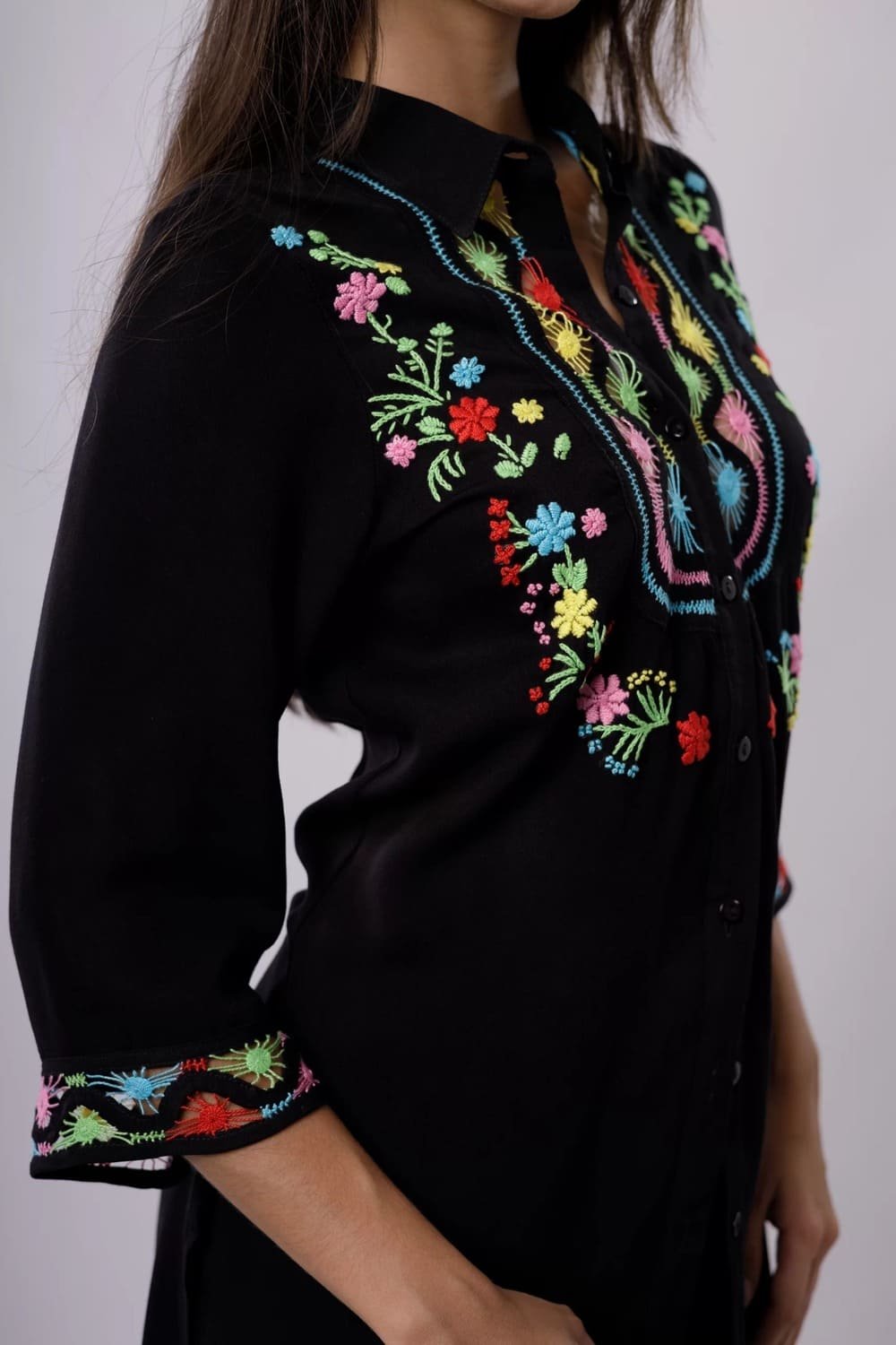 BLUSON CAMISERA NEGRA CON SESGOS , BORDADO EN PASADO ,ARAÑAS Y PATECABRA 2 BLUSON CAMISERA NEGRA CON SESGOS , BORDADO EN PASADO ,ARAÑAS Y PATECABRA - Imagen 2