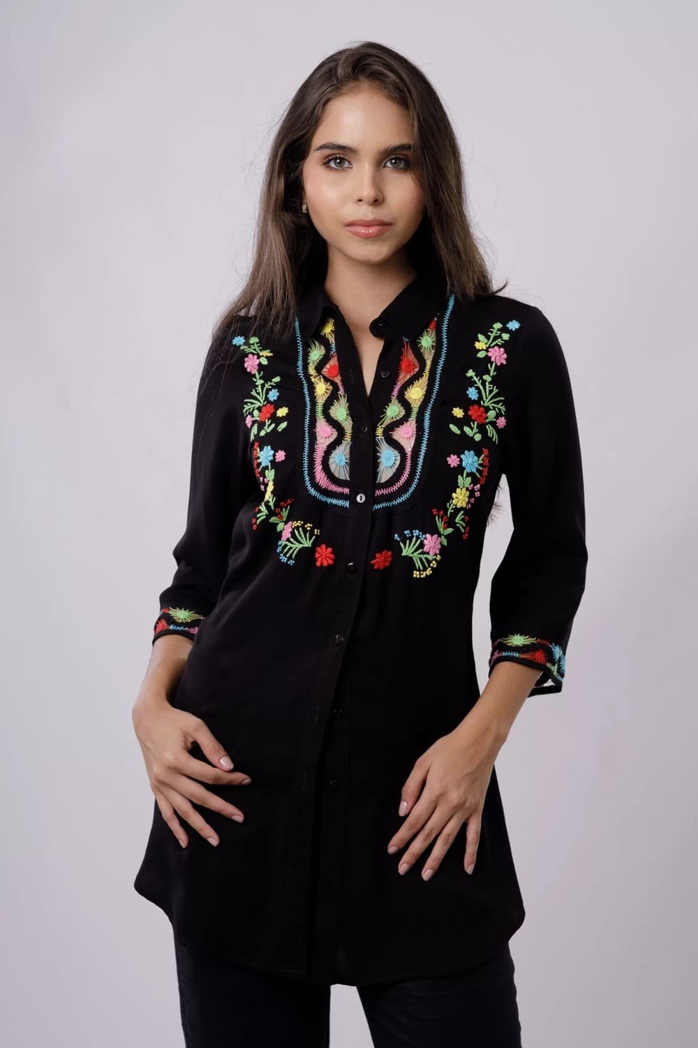 BLUSON CAMISERA NEGRA CON SESGOS , BORDADO EN PASADO ,ARAÑAS Y PATECABRA 1 BLUSON CAMISERA NEGRA CON SESGOS , BORDADO EN PASADO ,ARAÑAS Y PATECABRA