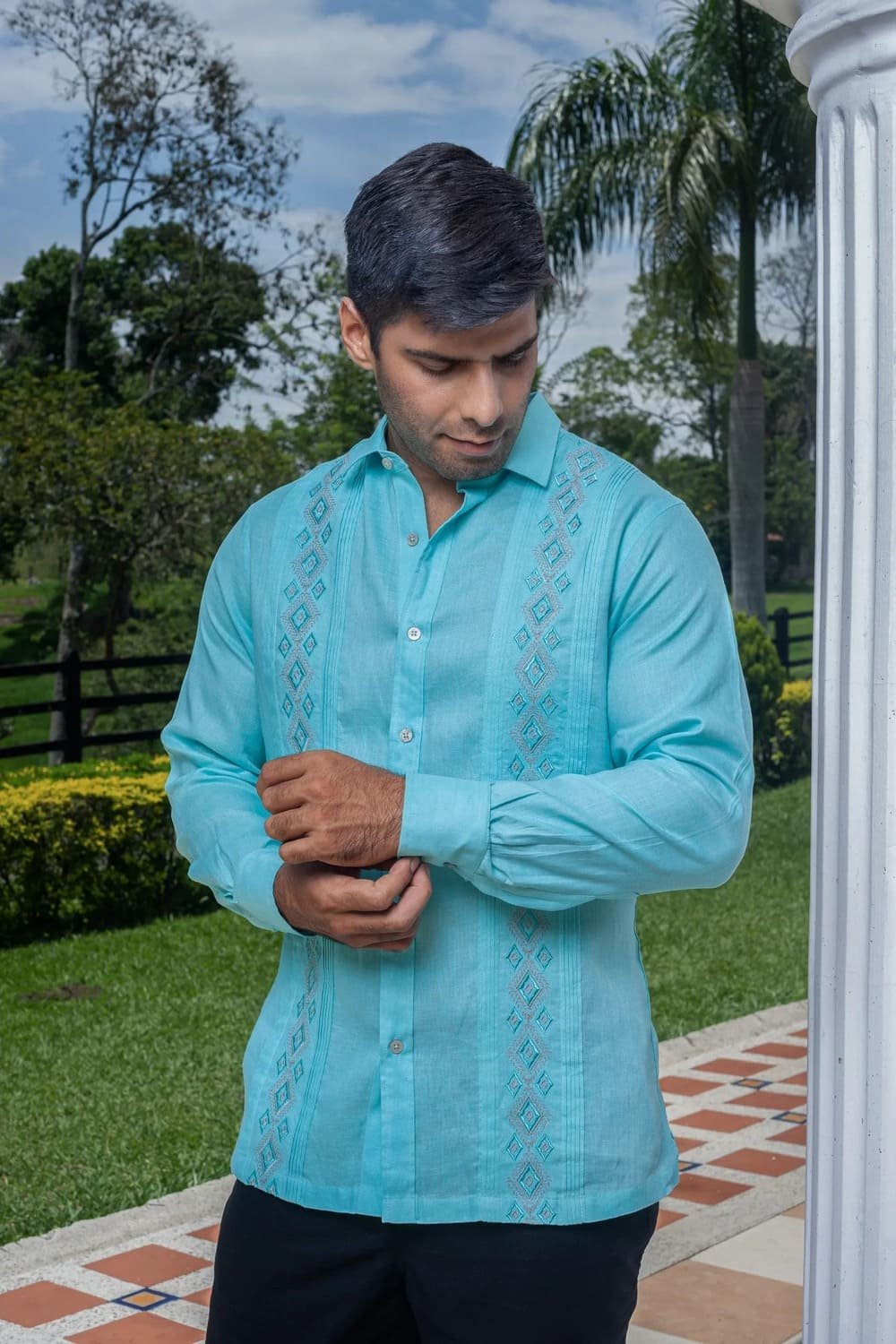 Camisa Guayabera Acuamarina Bordada a Maquina Manga Larga - Colección 2024 La Vida en Guayabera 1 Camisa Guayabera Acuamarina Bordada a Maquina Manga Larga - Colección 2024 La Vida en Guayabera