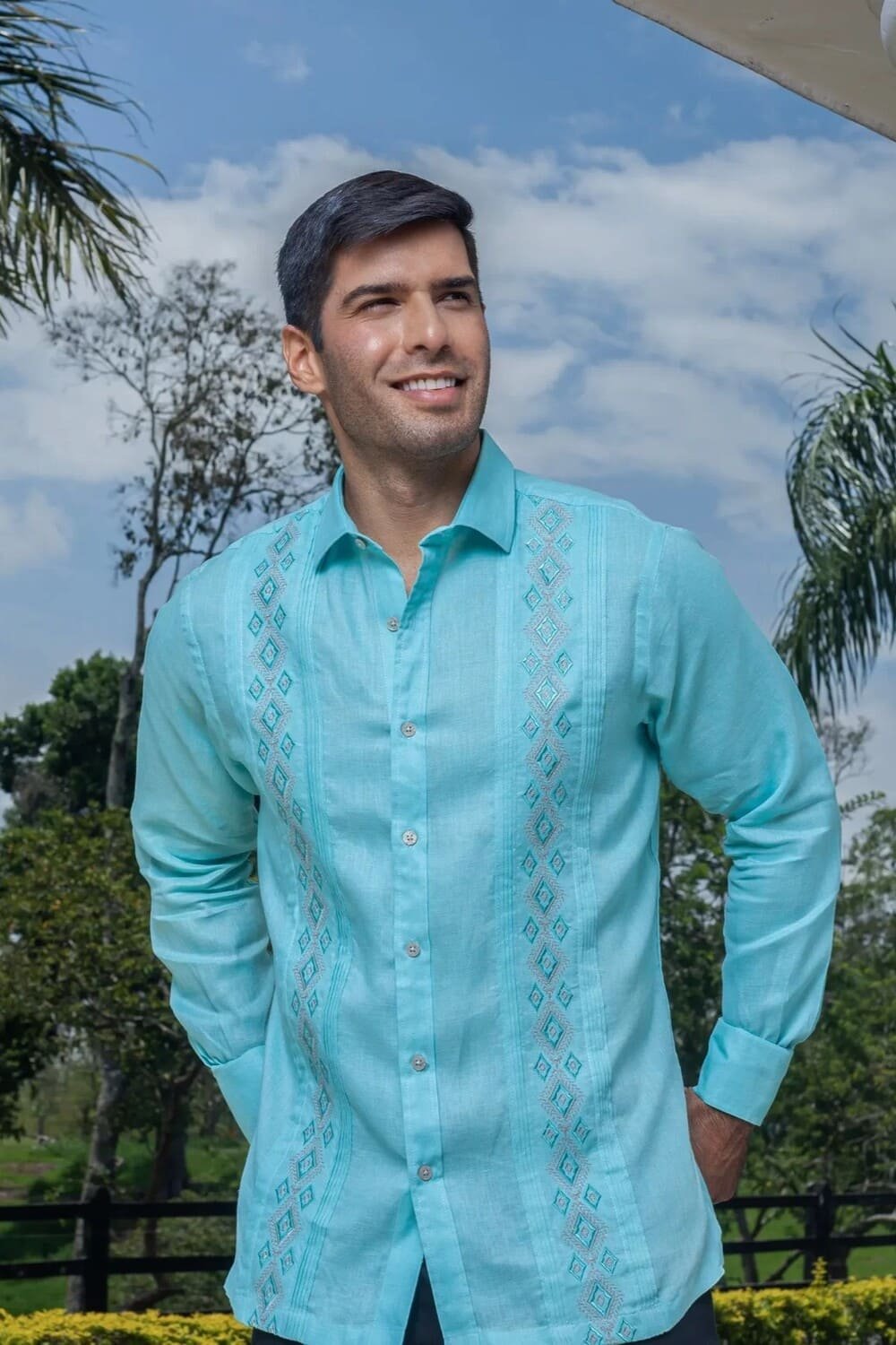 Camisa Guayabera Acuamarina Bordada a Maquina Manga Larga - Colección 2024 La Vida en Guayabera 2 Camisa Guayabera Acuamarina Bordada a Maquina Manga Larga - Colección 2024 La Vida en Guayabera - Imagen 2