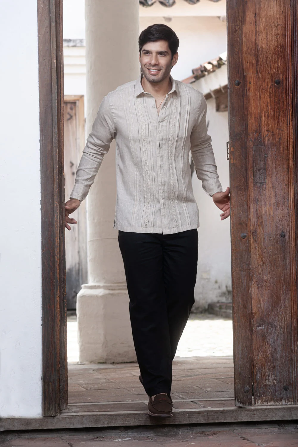 Guayabera Artesanal Color Arena Sabiduria en Lino 1 Guayabera Artesanal Color Arena Sabiduria en Lino