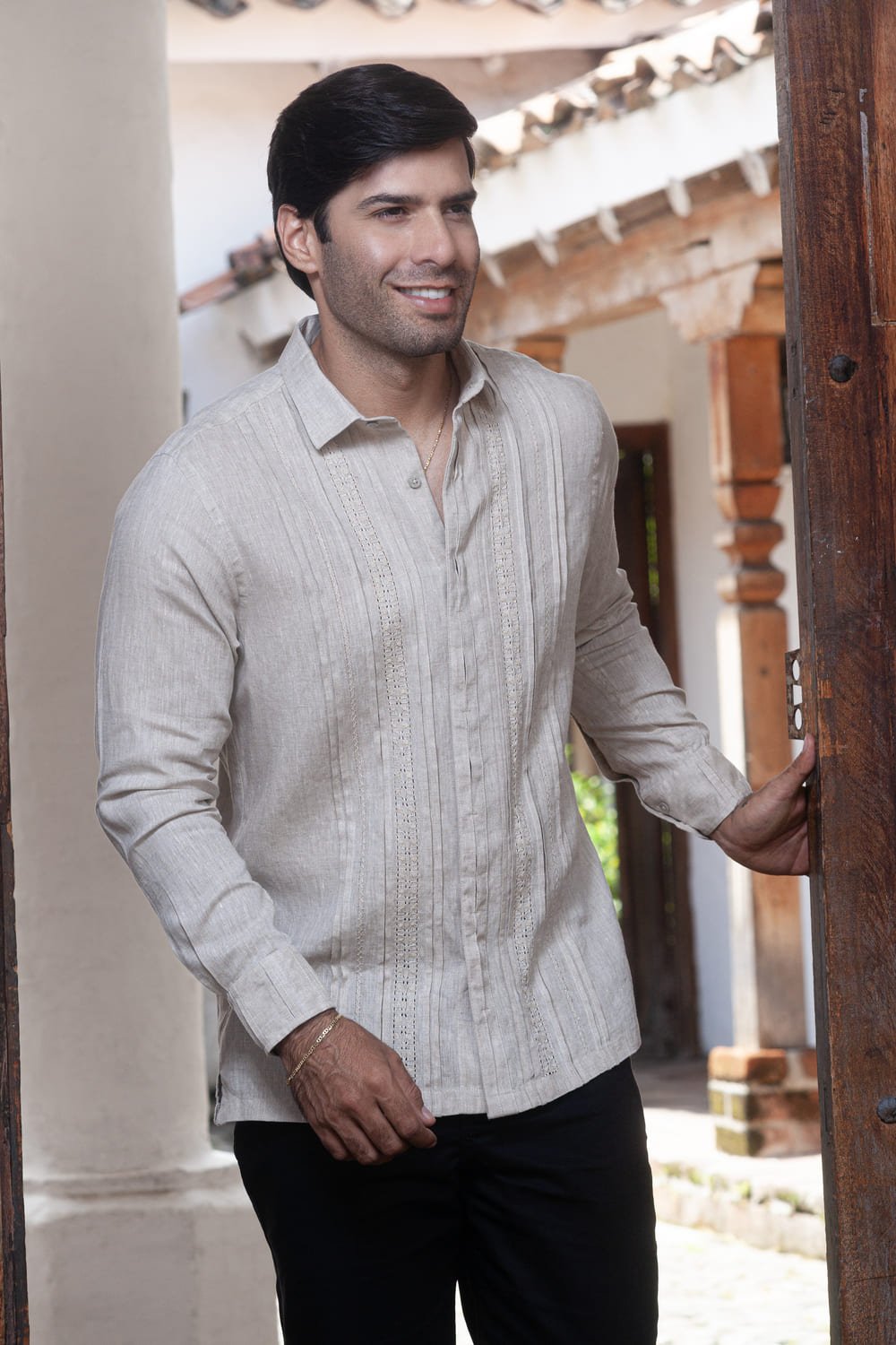 Guayabera Artesanal Color Arena Sabiduria en Lino 2 Guayabera Artesanal Color Arena Sabiduria en Lino - Imagen 2