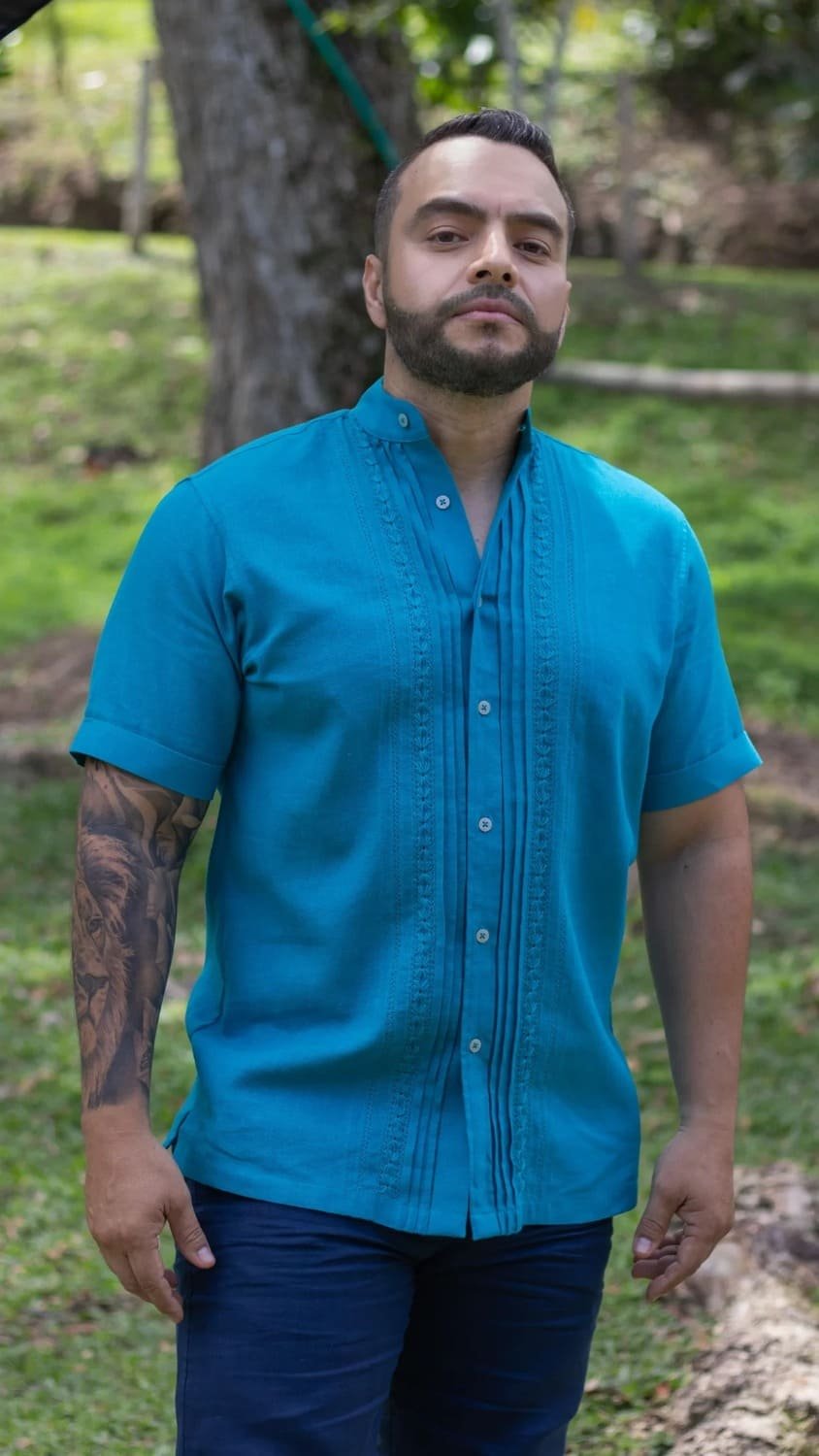 Guayabera Azul Petróleo Calada Con Cuello Ángel y Almilla - Coleccion 2024 - Raices - FRIXIO 1 Guayabera Azul Petróleo Calada Con Cuello Ángel y Almilla - Coleccion 2024 - Raices - FRIXIO