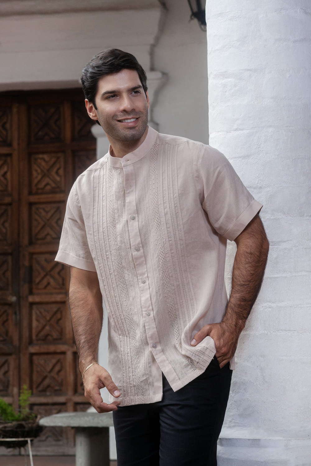 Guayabera Beige en Olan con Bordado Pasos de Tradicion 2 Guayabera Beige en Olan con Bordado Pasos de Tradicion - Imagen 2