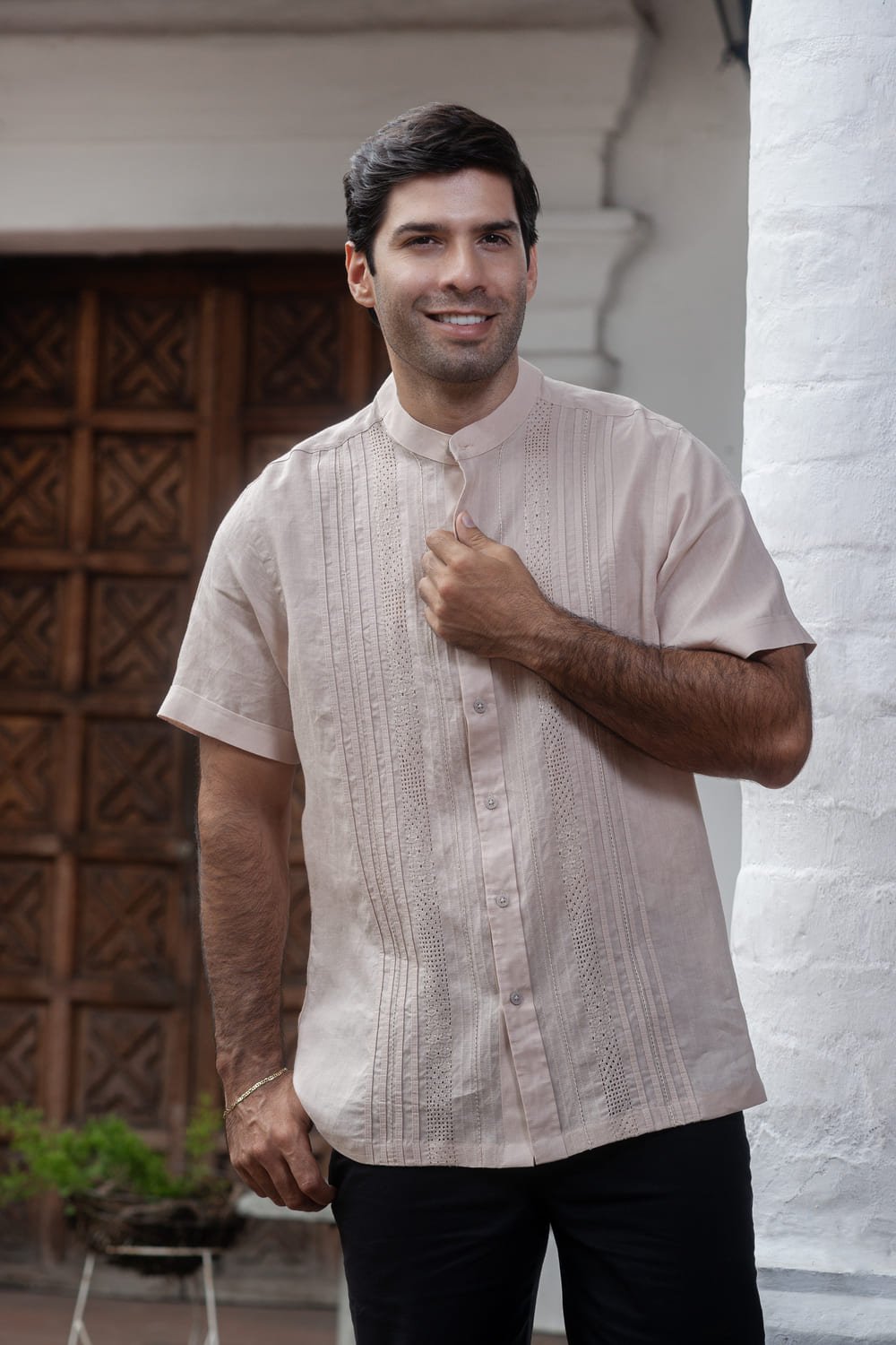 Guayabera Beige en Olan con Bordado Pasos de Tradicion 1 Guayabera Beige en Olan con Bordado Pasos de Tradicion
