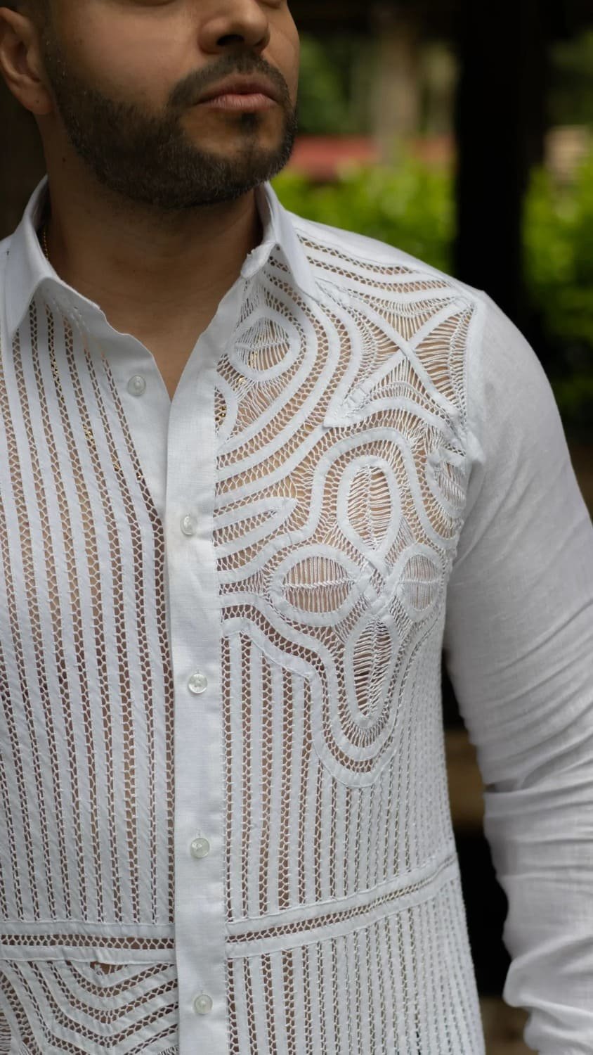 Guayabera Blanca Bordada en Sesgos, Cuello Formal - Coleccion 2024 - Raices - FRIXIO 3 Guayabera Blanca Bordada en Sesgos, Cuello Formal - Coleccion 2024 - Raices - FRIXIO - Imagen 3