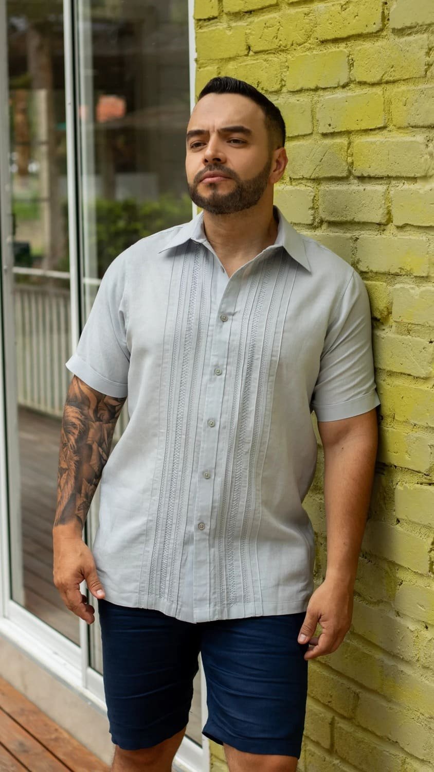 Guayabera Gris Claro Calada Cuello Ángel y Amilla - Coleccion 2024 - Raices - FRIXIO 1 Guayabera Gris Claro Calada Cuello Ángel y Amilla - Coleccion 2024 - Raices - FRIXIO