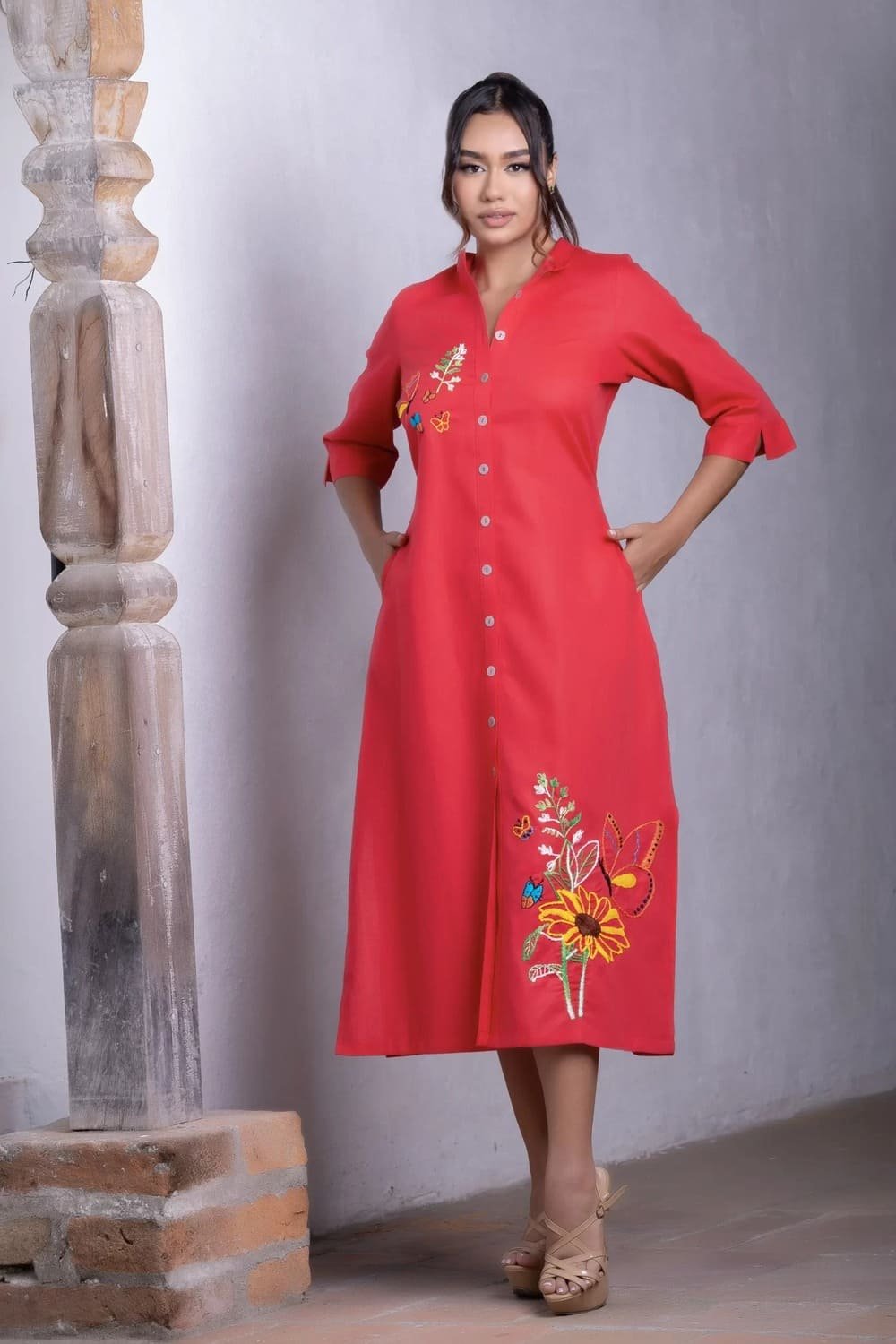 KAFTAN Rojo Bordado - Mariposas Crepusculares - Herencia del SOL - Nueva Coleccion 2024 1 KAFTAN Rojo Bordado - Mariposas Crepusculares - Herencia del SOL - Nueva Coleccion 2024